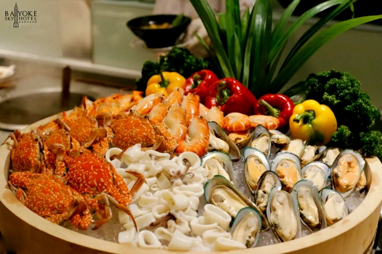Đa dạng các loại hải sản tươi sống như tôm, cua, sò, mực