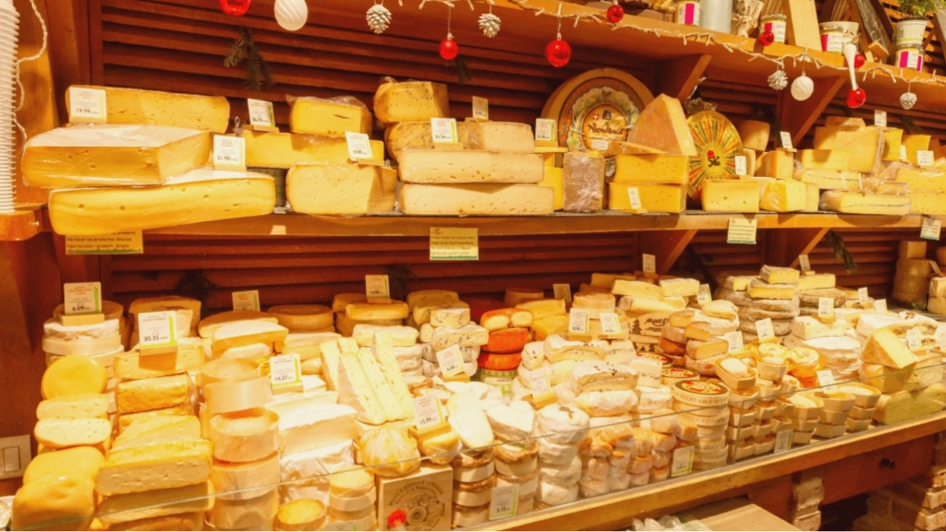 Đa dạng các loại phô mai tại cửa hàng ở Paris