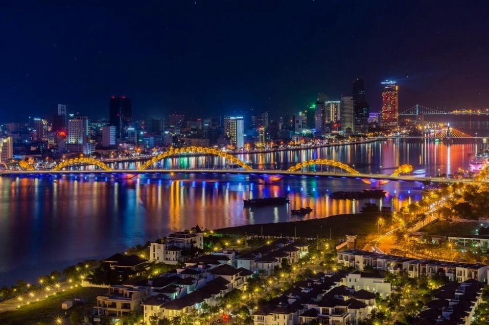 Đà Nẵng với những cây cầu nổi tiếng đôi bờ sông Hàn, gần khu vực Non Nước