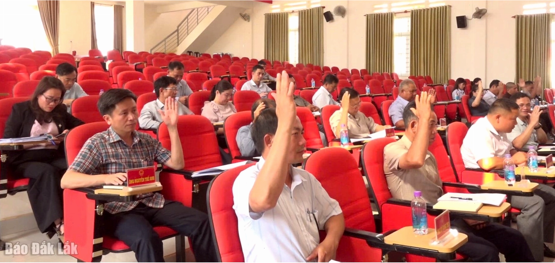 Đại biểu HĐND huyện Krông Búk biểu quyết thông qua Nghị quyết tại kỳ họp