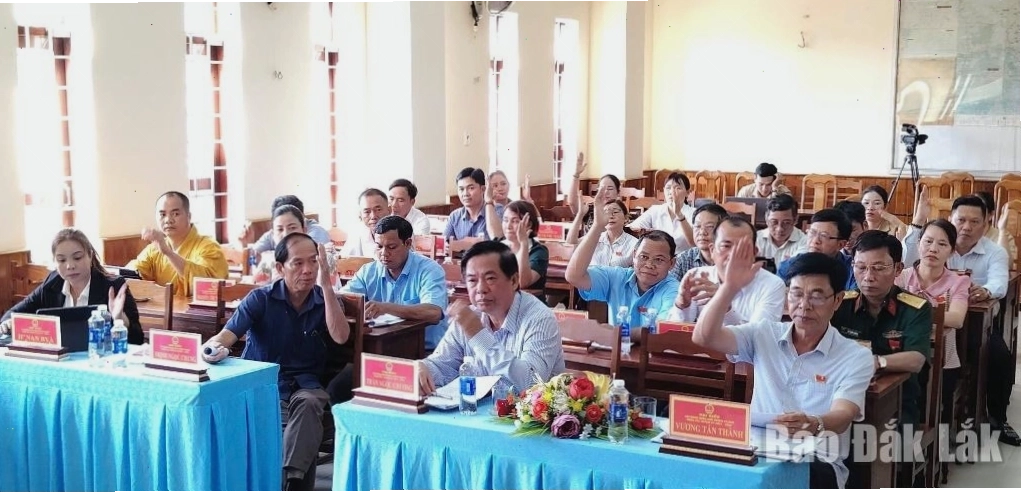 Đại biểu tham dự kỳ họp quan trọng của huyện Ea Kar