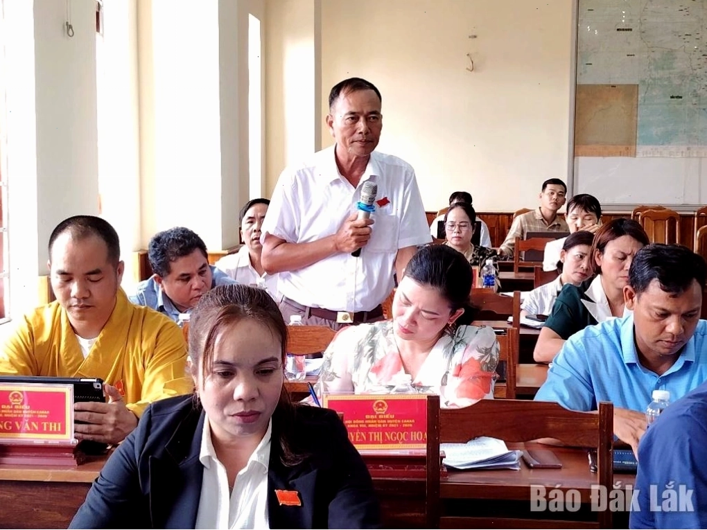 Đại biểu thảo luận sôi nổi tại kỳ họp HĐND huyện