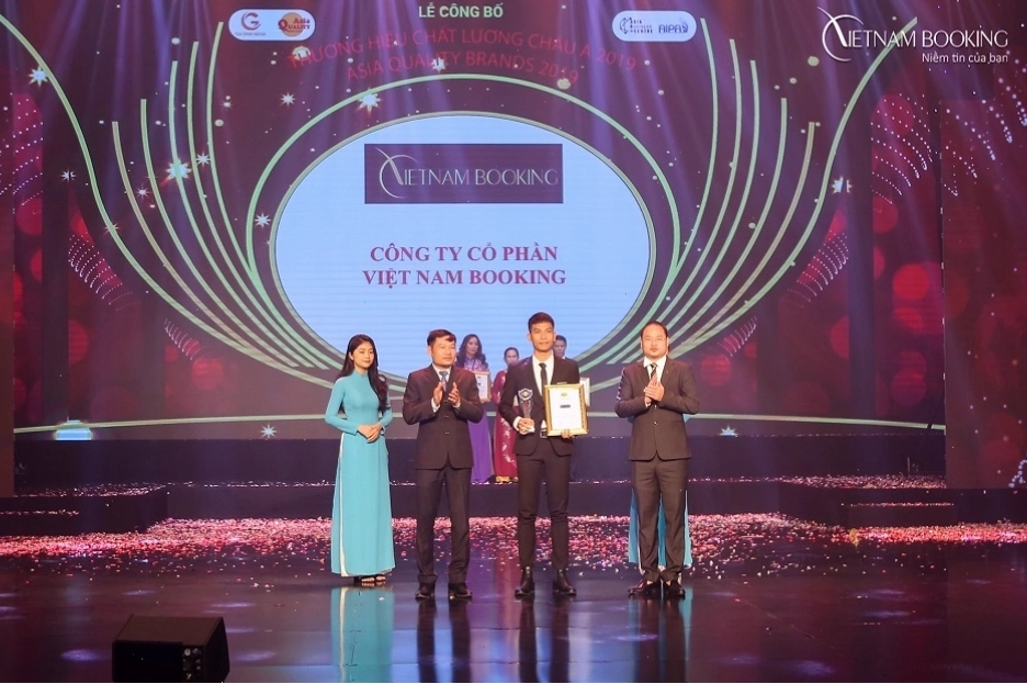 Đại diện Vietnam Booking nhận giải thưởng tại lễ Công bố Giải thưởng thương hiệu chất lương 2019