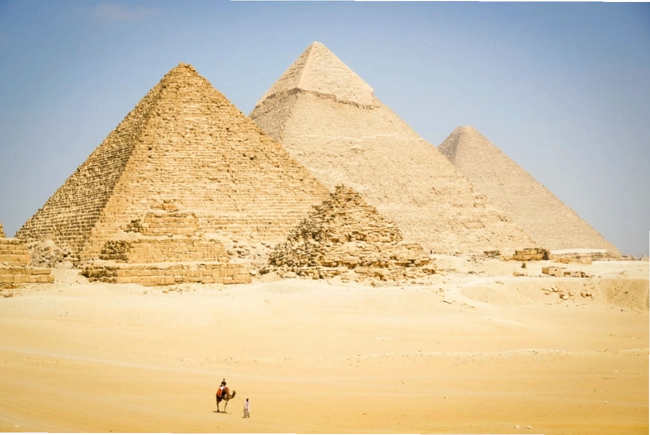 Đại kim tự tháp Giza sừng sững giữa sa mạc