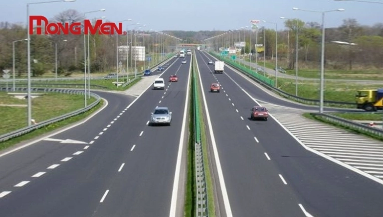 Dải phân cách là gì và vai trò quan trọng trong an toàn giao thông