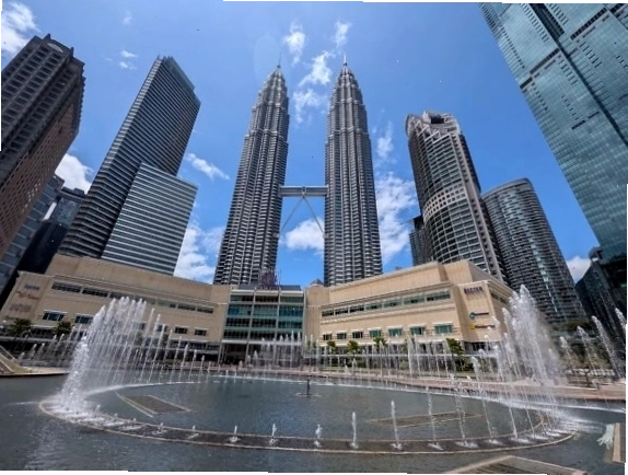Đài phun nước trước tòa nhà chọc trời lớn và Tháp đôi Petronas ở Kuala Lumpur, Malaysia