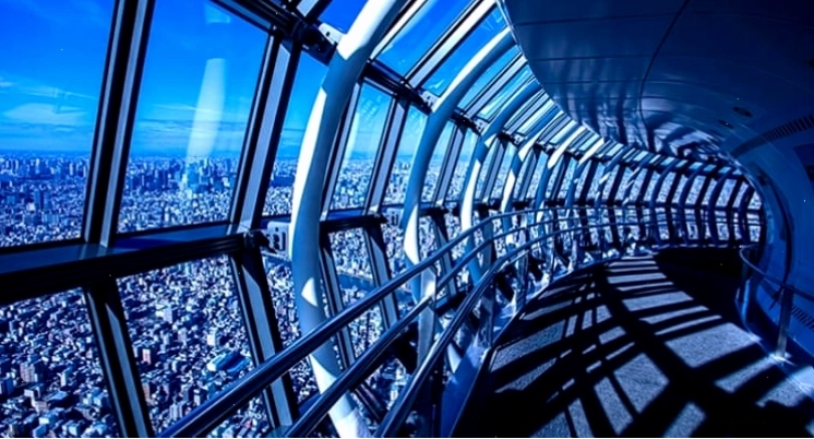 Đài quan sát tại Tháp Tokyo Skytree cho phép du khách chiêm ngưỡng toàn cảnh thành phố từ trên cao