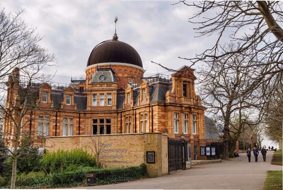 Đài thiên văn Hoàng gia Greenwich nhìn ra sông Thames