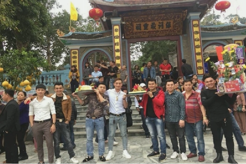 Dâng lễ đền ông Hoàng Bảy