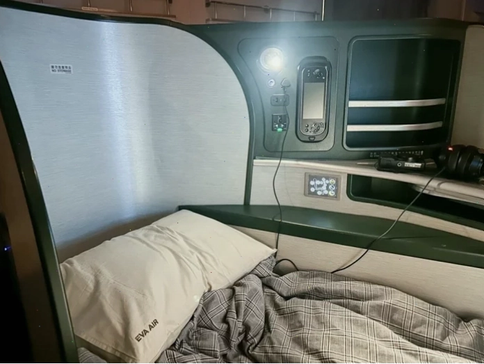 Đánh giá chi tiết nội thất EVA Air Business Class