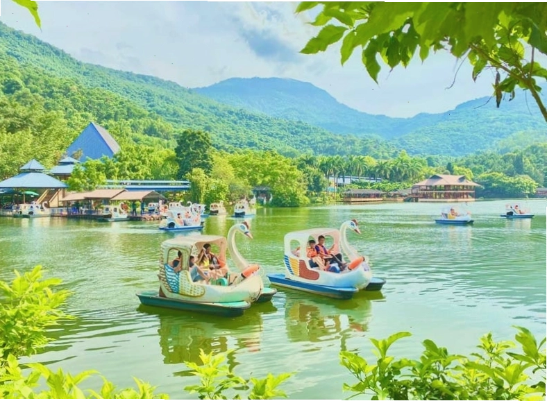 Đạp vịt thư giãn trên hồ Ao Vua
