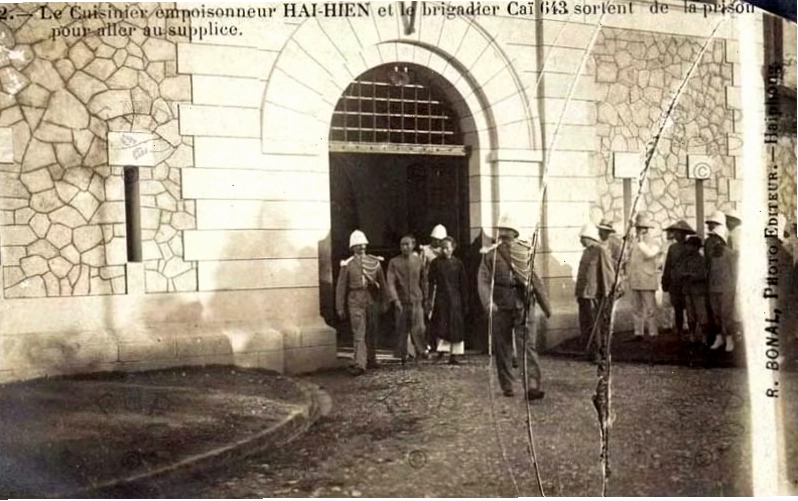 Đầu bếp Hai Hiên và đồng phạm rời nhà tù Hỏa Lò ngày 6/8/1908