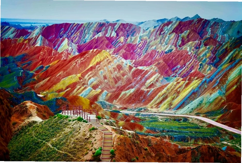 Dãy núi cầu vồng Zhangye Danxia với các dải màu ấn tượng
