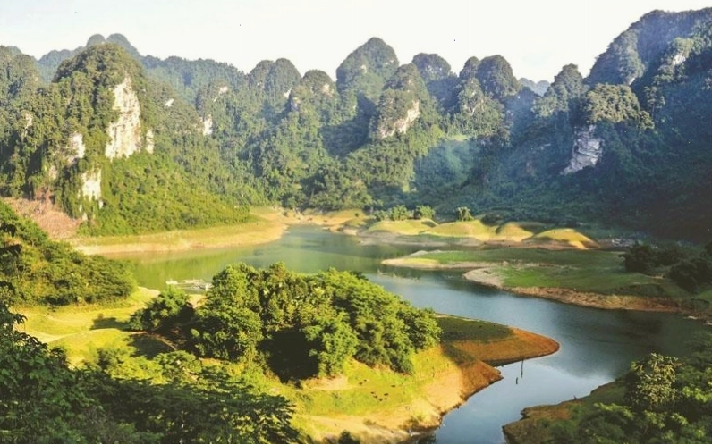 Dãy núi đá vôi hùng vĩ bao quanh Thắng cảnh Thượng Lâm Tuyên Quang