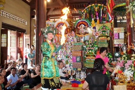 Đền Đông Cuông Yên Bái: Khám Phá Di Sản Tâm Linh Cội Nguồn Mẫu Thượng Ngàn