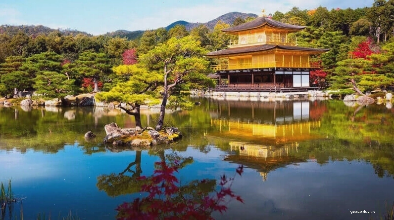 Đền Itsukushima với cổng Torii nổi tiếng trên biển