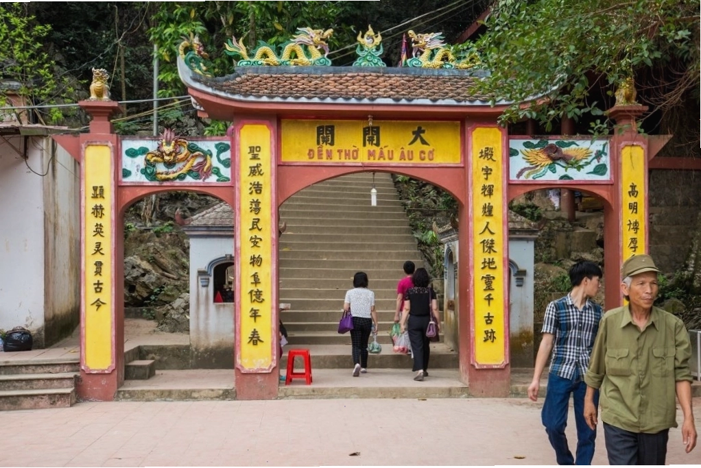 Đền Mẫu Âu Cơ tại Đầm Đa Hòa Bình