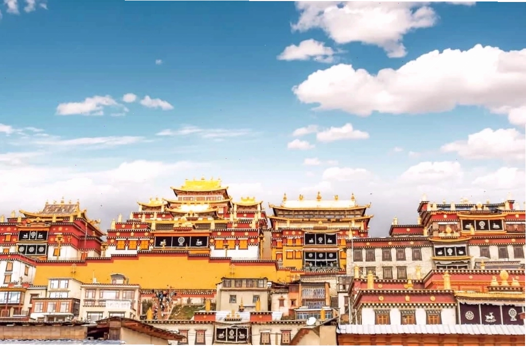 Đền Songzanlin uy nghiêm giữa khung cảnh núi non hùng vĩ