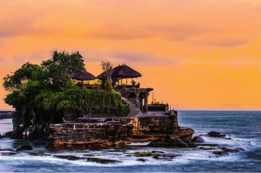 Đền Tanah Lot Bali lung linh huyền ảo dưới ánh hoàng hôn