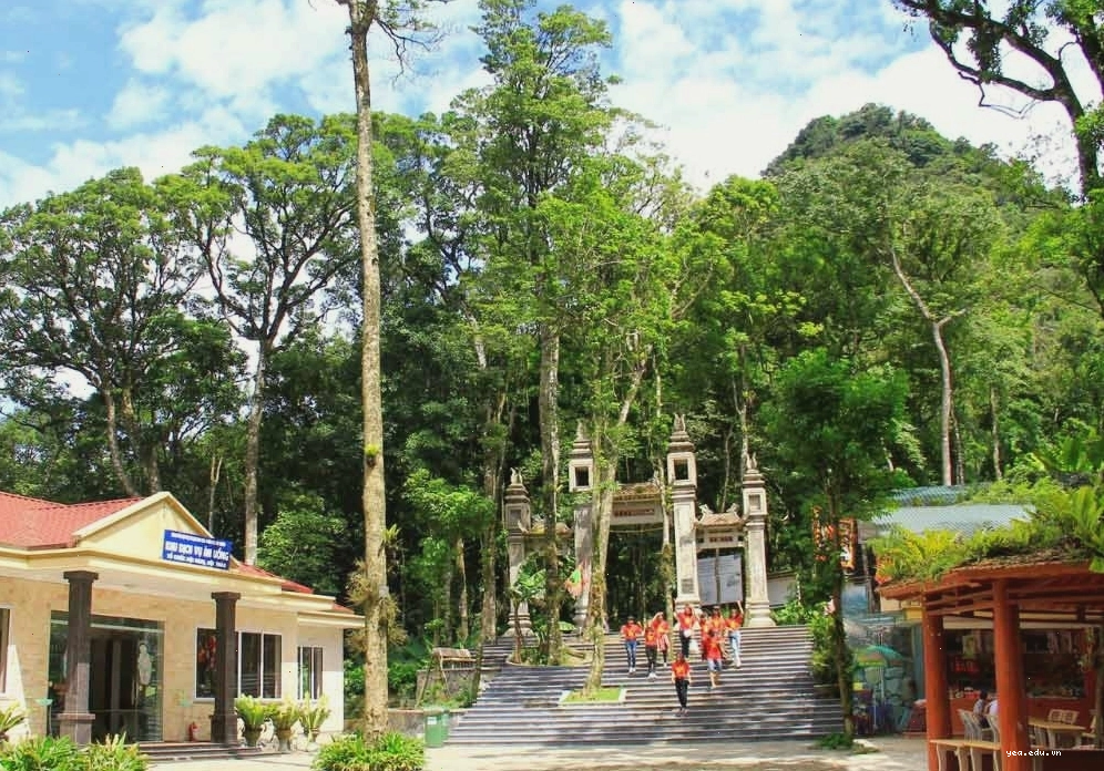 Đền Thượng Ba Vì linh thiêng nằm giữa núi rừng