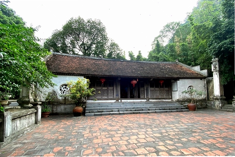 Đền Trúc Ngũ Động Sơn với kiến trúc cổ kính và không gian linh thiêng