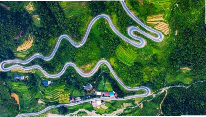 Đèo Mã Pì Lèng hùng vĩ nhìn từ trên cao