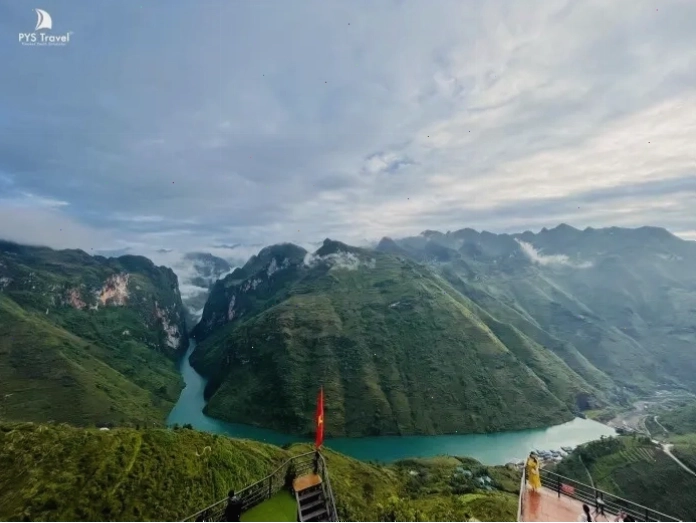 Đèo Mã Pì Lèng hùng vĩ nhìn từ trên cao