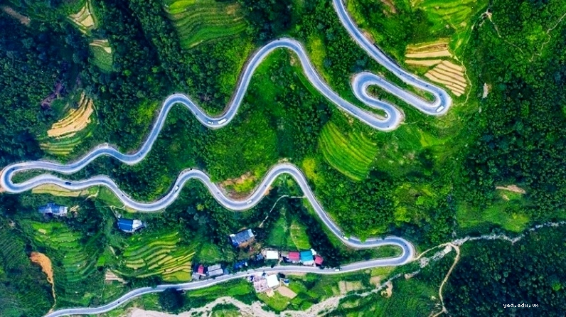 Đèo Mã Pì Lèng nhìn từ trên cao với dòng sông Nho Quế uốn lượn