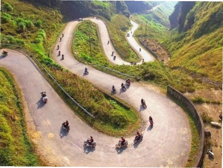 Đèo Mã Pí Lèng nhìn xuống dòng sông Nho Quế