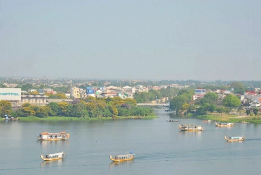 Đi thuyền rồng du ngoạn trên sông Hương thơ mộng