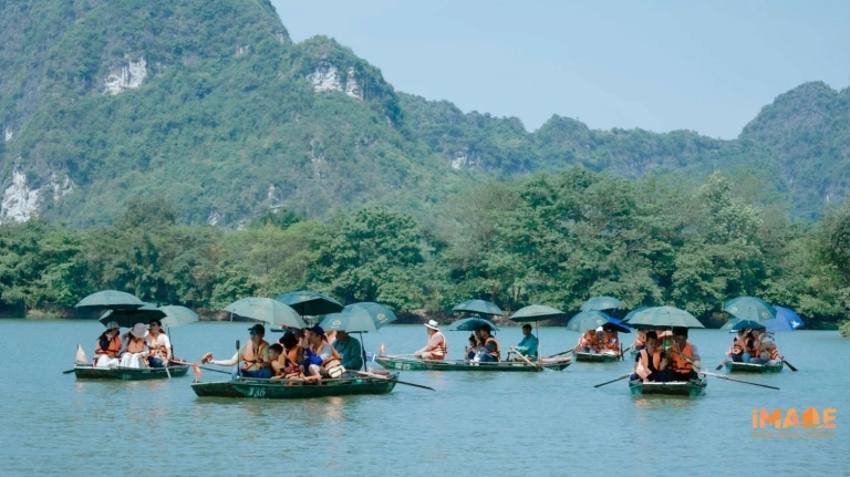 Đi thuyền Tràng An mất bao lâu? Kinh nghiệm chi tiết 2026