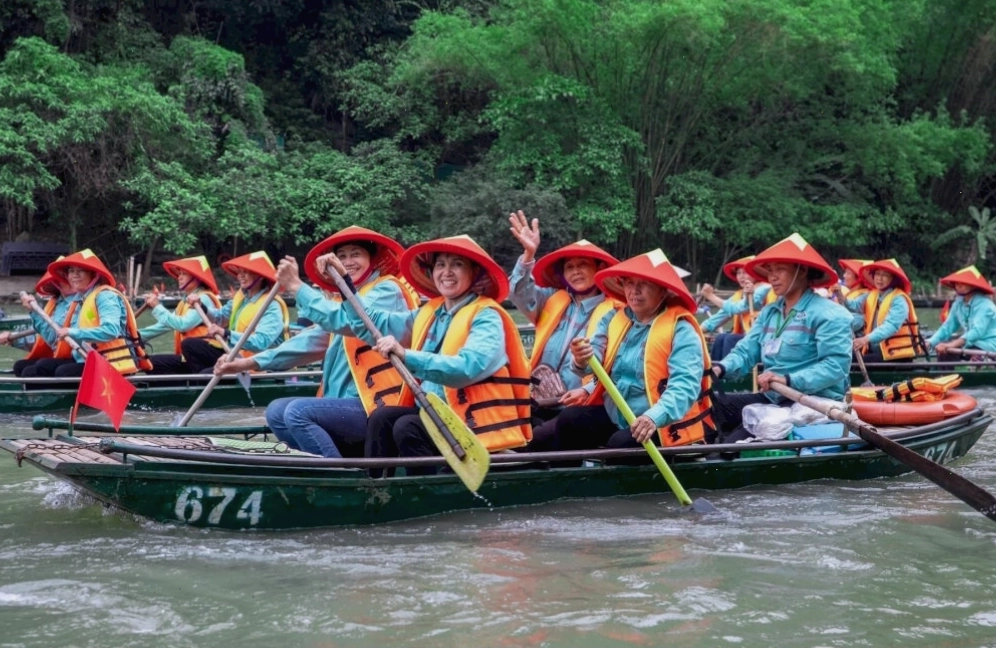 Đi thuyền trên sông Tràng An