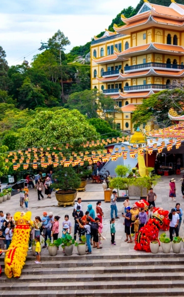 Di tích đền Cửa Ông với kiến trúc cổ kính và khung cảnh thanh tịnh