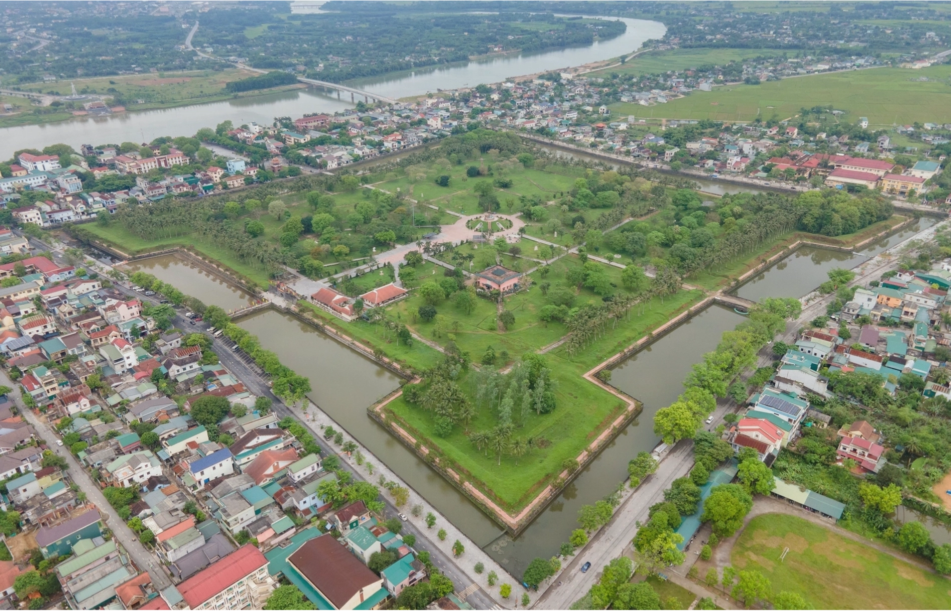 Di tích thành cổ Quảng Trị, một công trình lịch sử quan trọng.