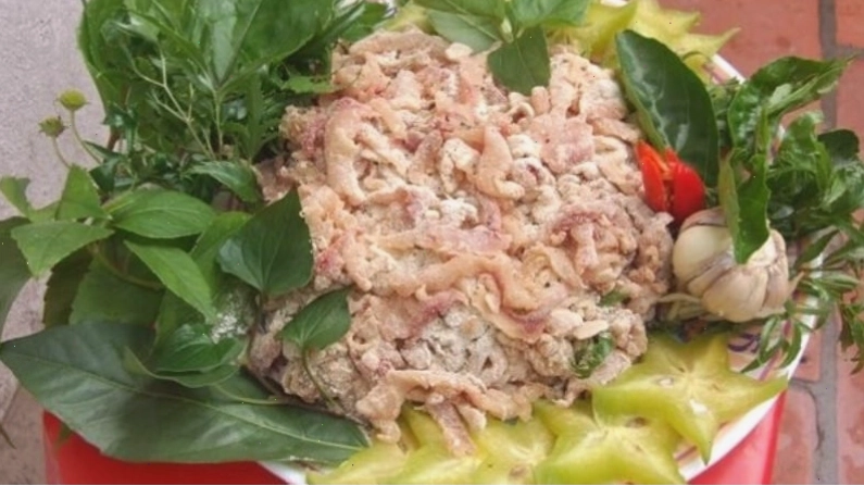 Đĩa gỏi nhệch hấp dẫn với đầy đủ các loại rau ăn kèm