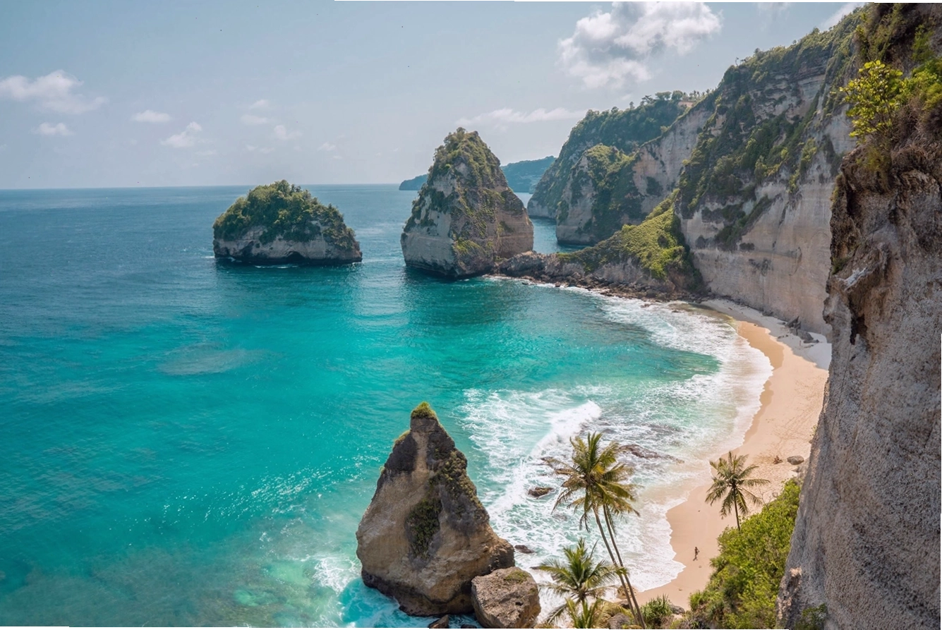 Diamond Beach nổi bật với bờ cát trắng mịn và làn nước trong xanh – Một trong những bãi biển đẹp nhất ở Nusa Penida.