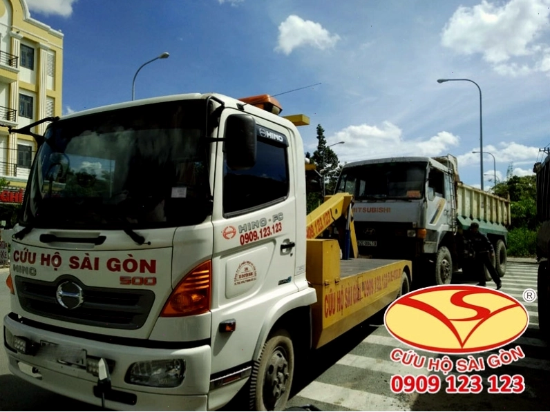 Dịch vụ cứu hộ ô tô Thuận An Bình Dương uy tín với xe cứu hộ chuyên dụng