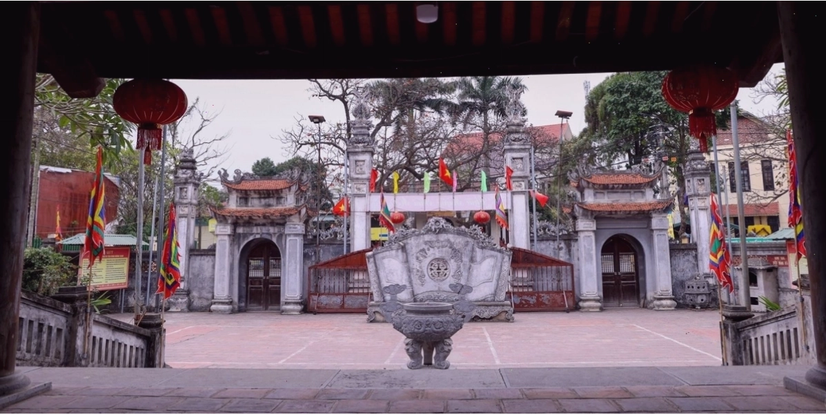 Đình Hương Canh là ngôi đình được xây dựng sớm nhất trong cụm, mang nhiều dấu ấn lịch sử