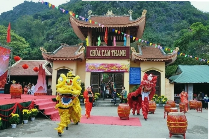 Đỉnh Mẫu Sơn Lạng Sơn với cảnh quan hùng vĩ nhìn từ trên cao