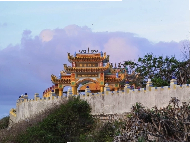 Dinh mộ Thầy Nại trên Đảo Phú Quý