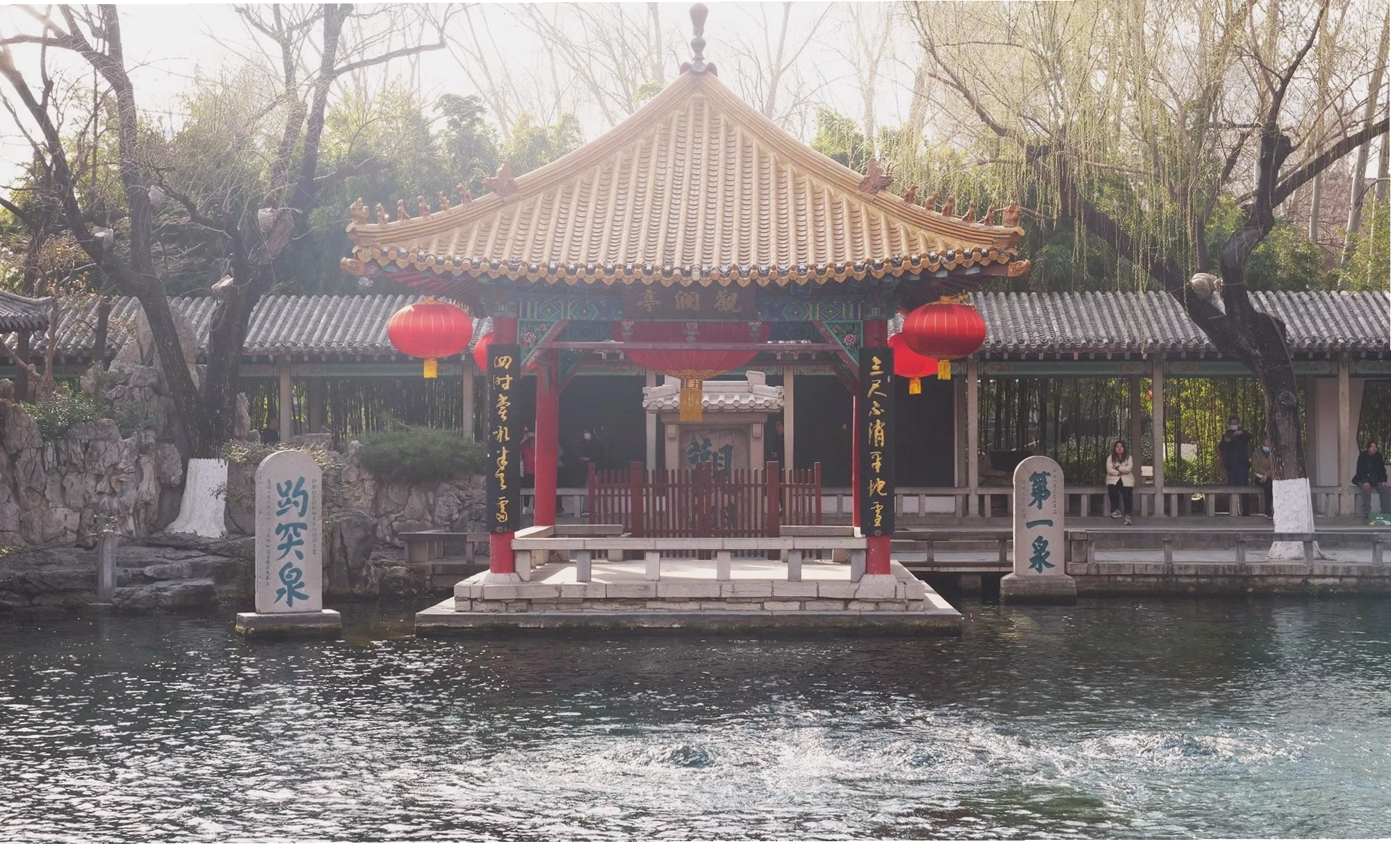 Đình Quan Lan nhìn ra Suối Bảo Thoát