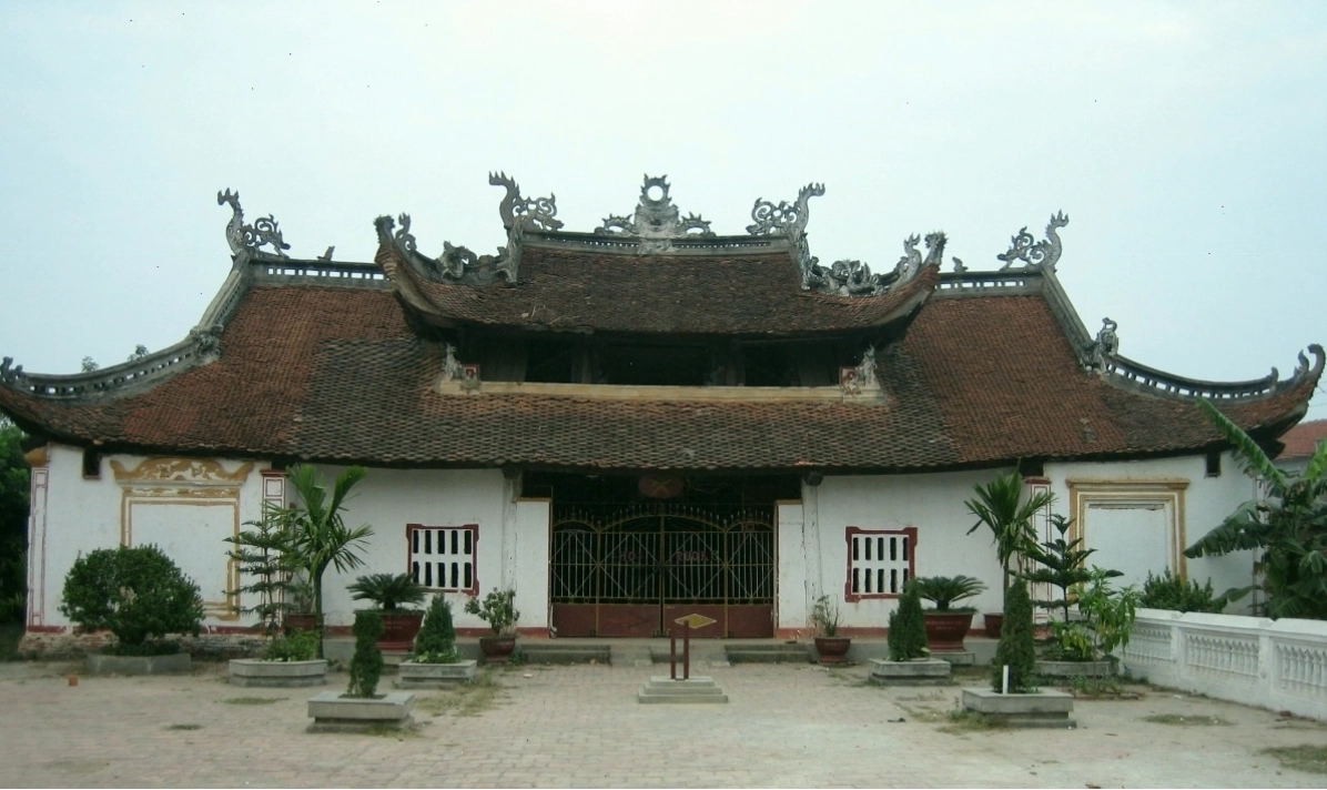 Đình Tiên Hường, còn gọi là Tiên Canh, với các họa tiết chạm trổ cảnh thiên nhiên và vật thờ