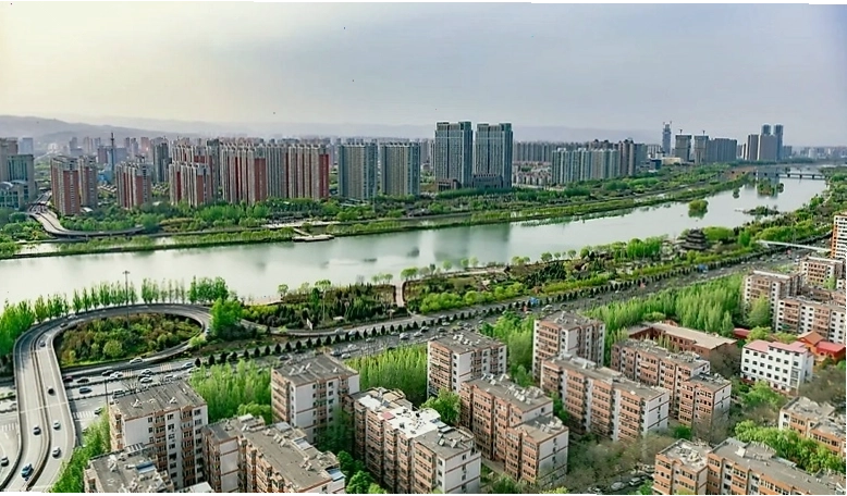 Đoàn khách du lịch tham quan Thành phố cổ Bình Dao