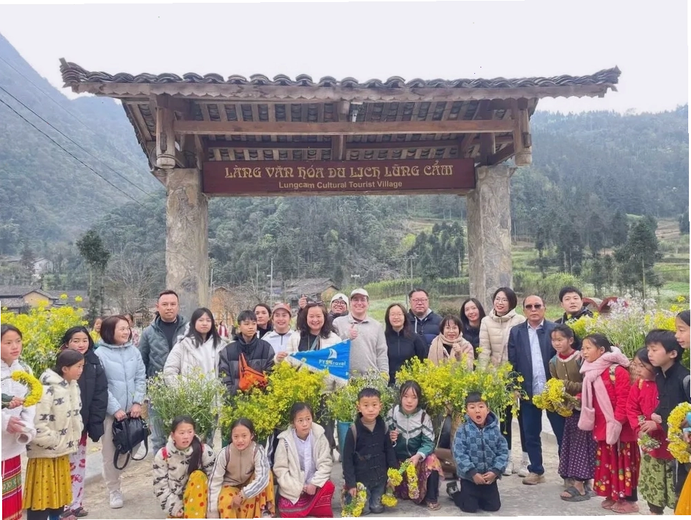 Đoàn khách PYS Travel ghé thăm Làng văn hóa Lũng Cẩm tại Hà Giang
