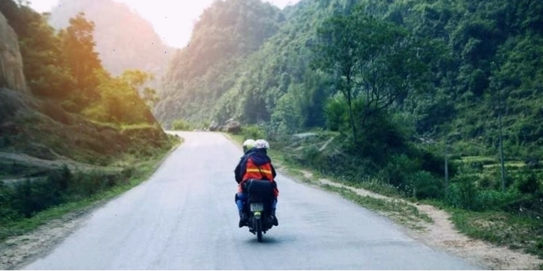 Đoàn khách tham gia tour du lịch Bản Lác Mai Châu