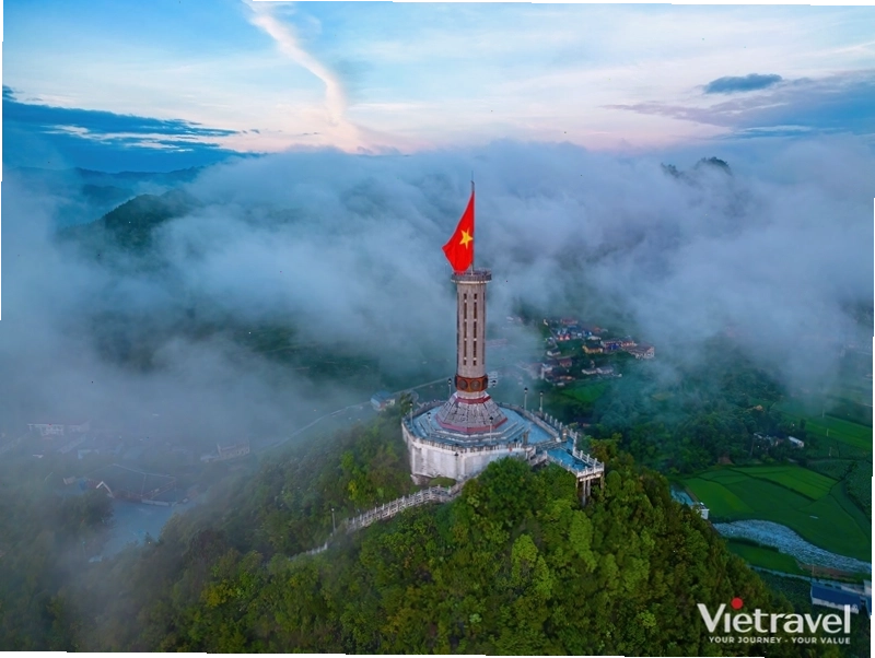 Đoàn khách tham quan Lũng Cú trong tour Hà Giang