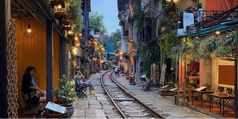 Đoàn tàu chạy sát cạnh những ngôi nhà cổ kính trên đường tàu Phùng Hưng