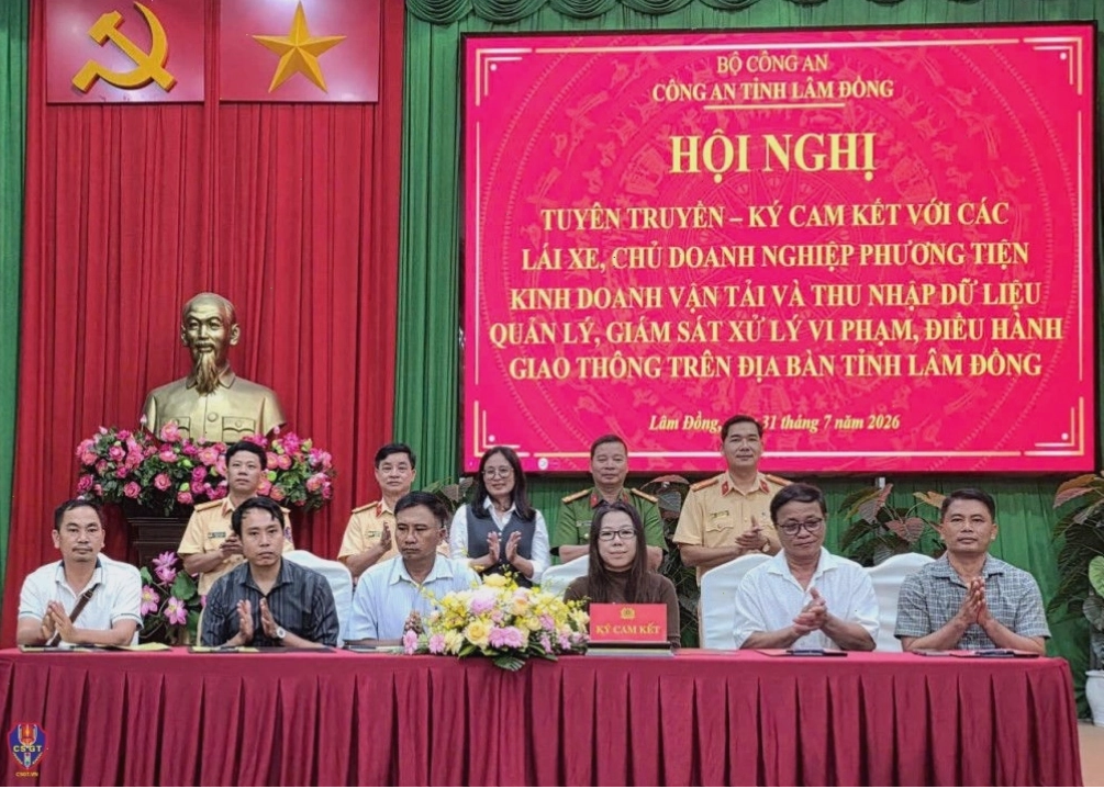 Doanh nghiệp và lái xe ký cam kết chấp hành pháp luật giao thông