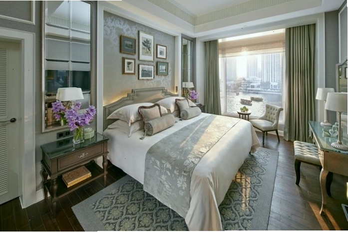 Doanh nhân làm việc trong phòng Executive Suite