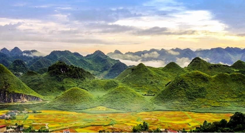 Dốc Bắc Sum nhìn từ xa như một dải lụa mềm mại vắt ngang sườn núi.